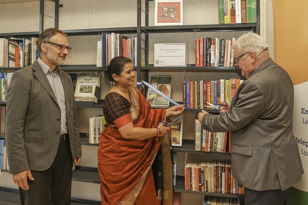 Veleposlanica Indije v Sloveniji Namrata S. Kumar in župan Obcine Bled Janez Fajfar sta odprla Indijski koticek v Knjižnici Medgeneracijskega centra Bled